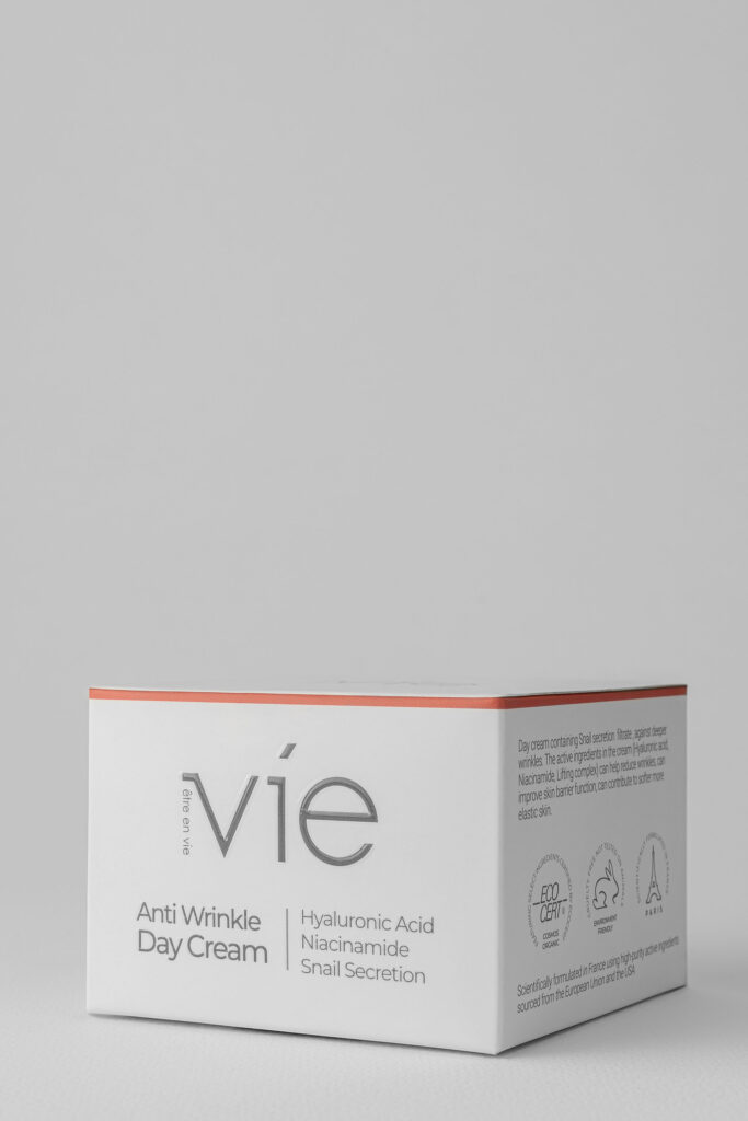 عکاسی محصولات برند آرایشی و بهداشتی vie که برای وب سایت و کاتالوگ گرفته شده که طبق بسته بندی عکس های مینیمال گرفته شده