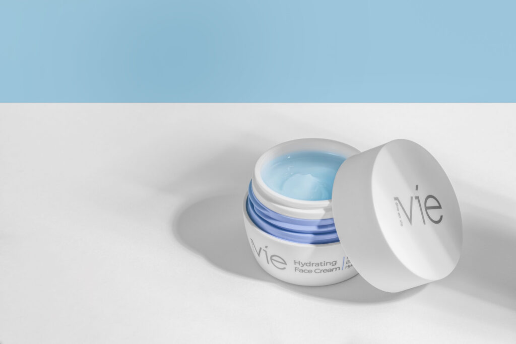 عکاسی محصولات برند آرایشی و بهداشتی vie که برای وب سایت و کاتالوگ گرفته شده که طبق بسته بندی عکس های مینیمال گرفته شده