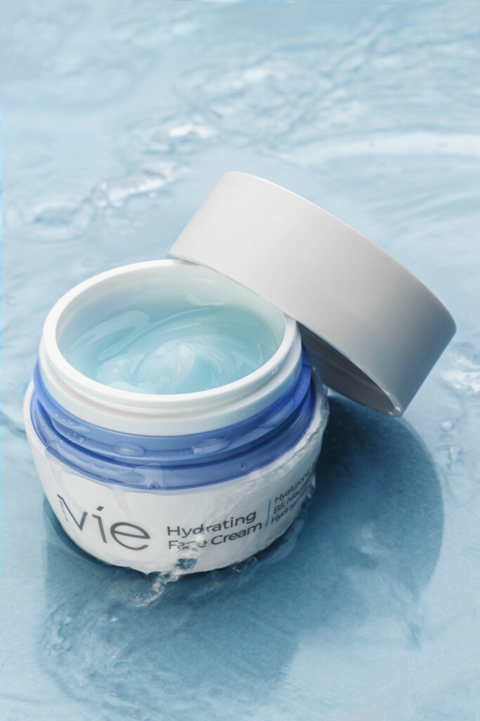 عکاسی محصولات برند آرایشی و بهداشتی vie که برای وب سایت و کاتالوگ گرفته شده که طبق بسته بندی عکس های مینیمال گرفته شده