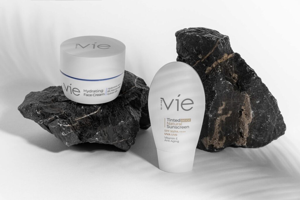 عکاسی محصولات برند آرایشی و بهداشتی vie که برای وب سایت و کاتالوگ گرفته شده که طبق بسته بندی عکس های مینیمال گرفته شده